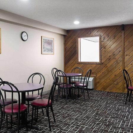 Super 8 By Wyndham Dyersville Bagian luar foto