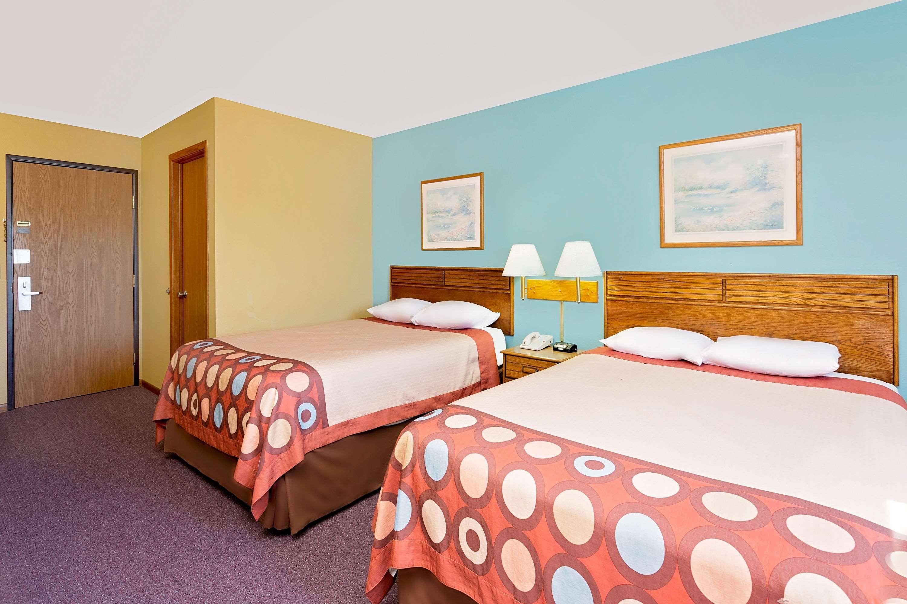 Super 8 By Wyndham Dyersville Bagian luar foto
