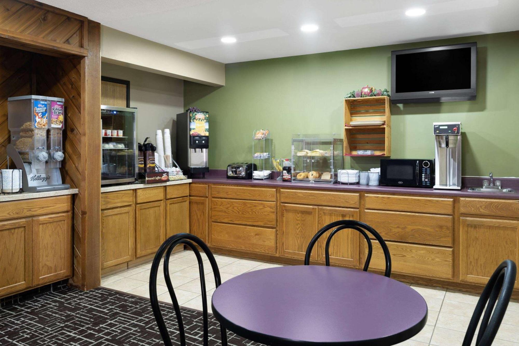 Super 8 By Wyndham Dyersville Bagian luar foto