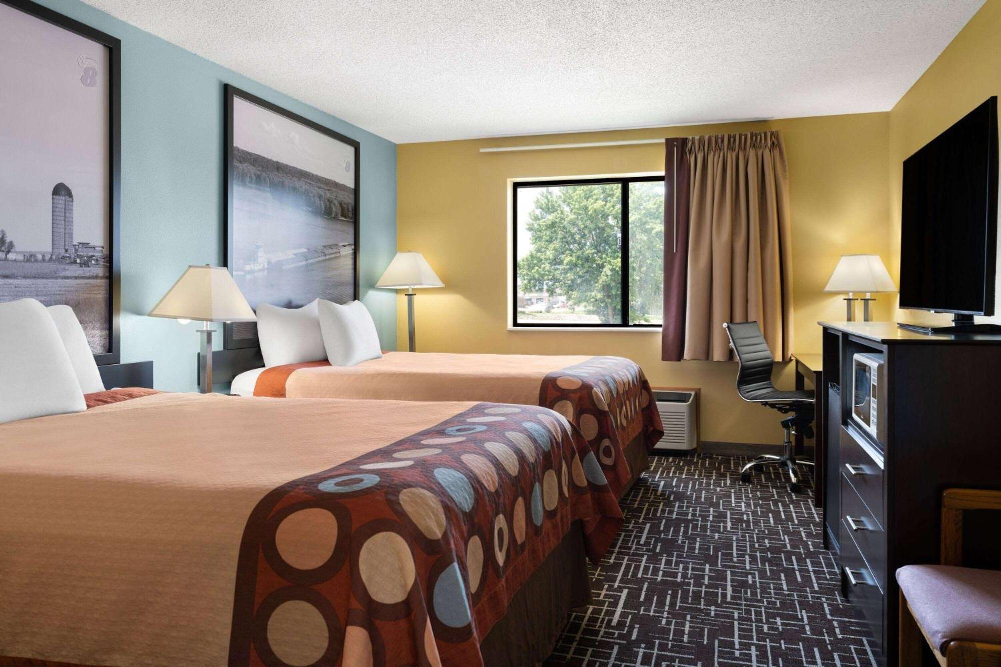 Super 8 By Wyndham Dyersville Bagian luar foto