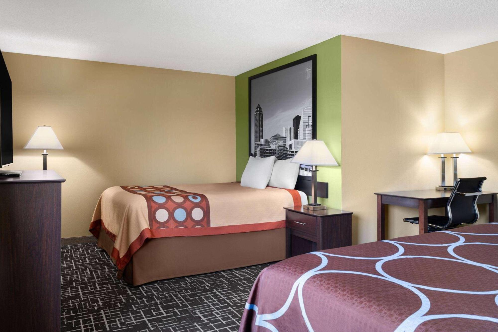 Super 8 By Wyndham Dyersville Bagian luar foto