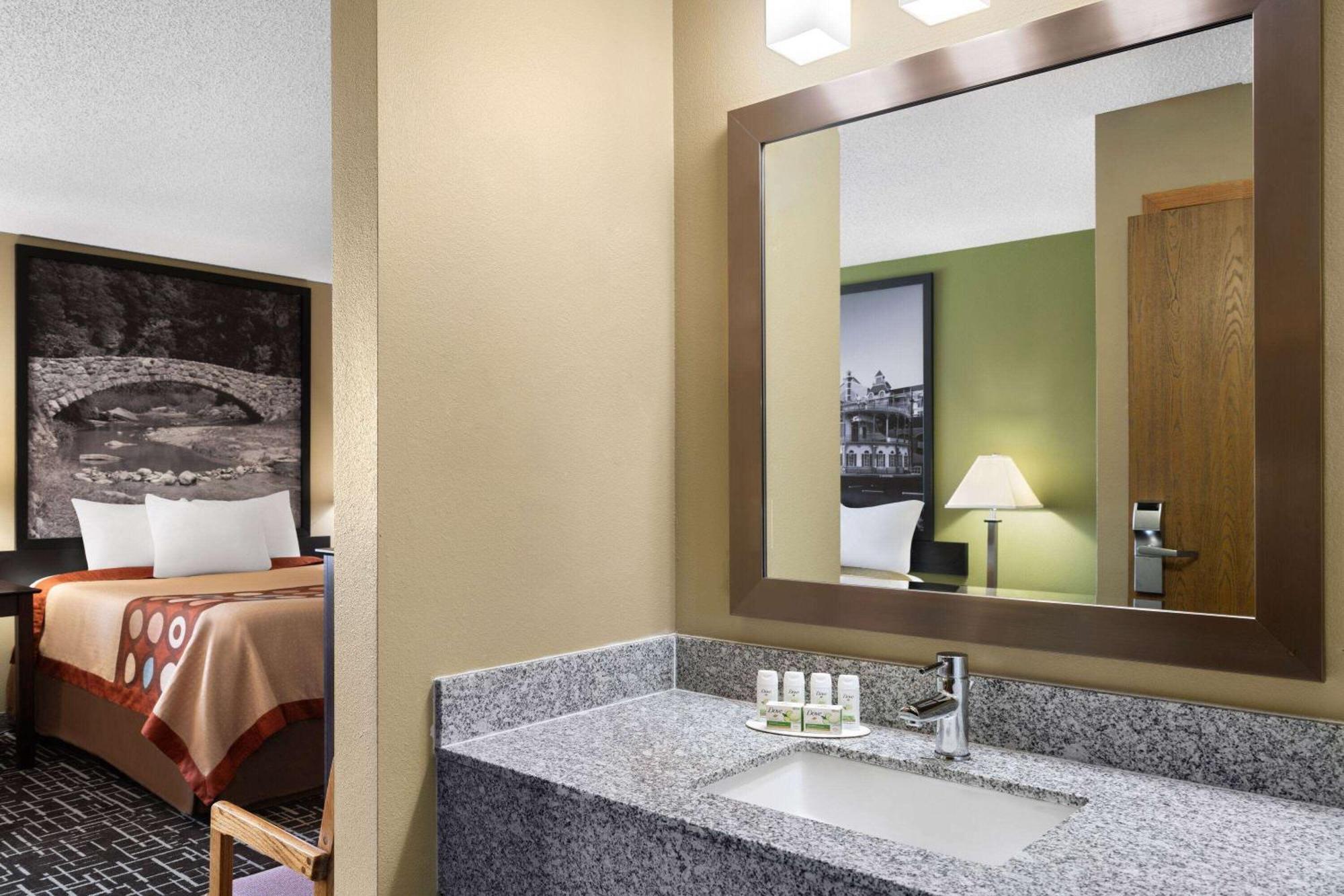 Super 8 By Wyndham Dyersville Bagian luar foto