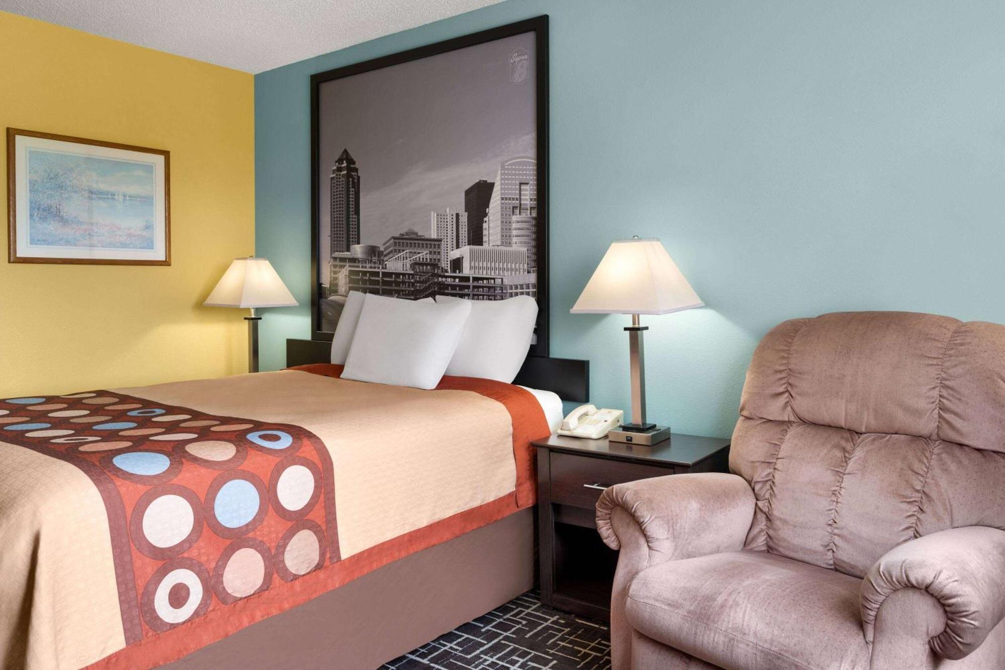 Super 8 By Wyndham Dyersville Bagian luar foto