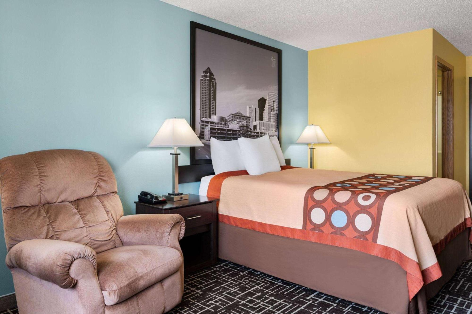 Super 8 By Wyndham Dyersville Bagian luar foto