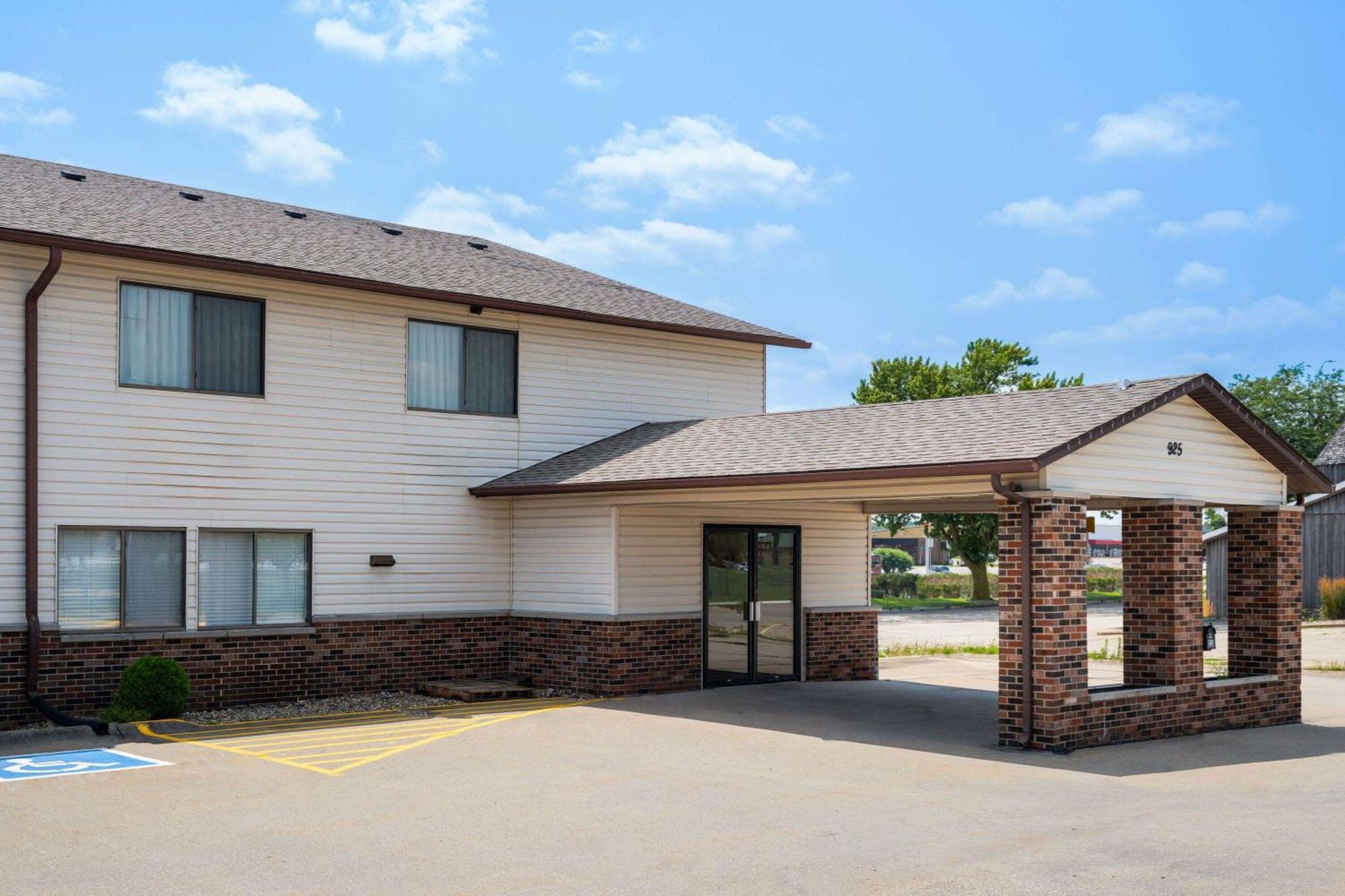 Super 8 By Wyndham Dyersville Bagian luar foto
