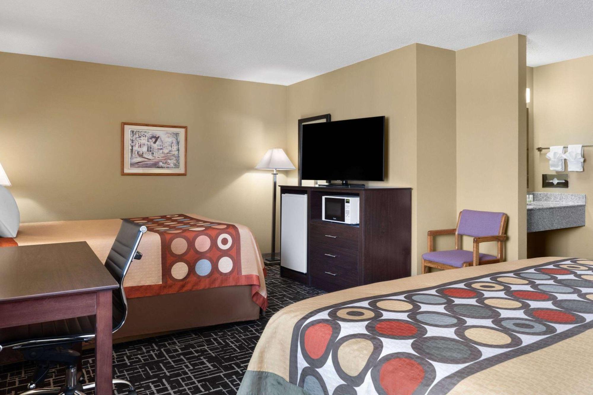 Super 8 By Wyndham Dyersville Bagian luar foto
