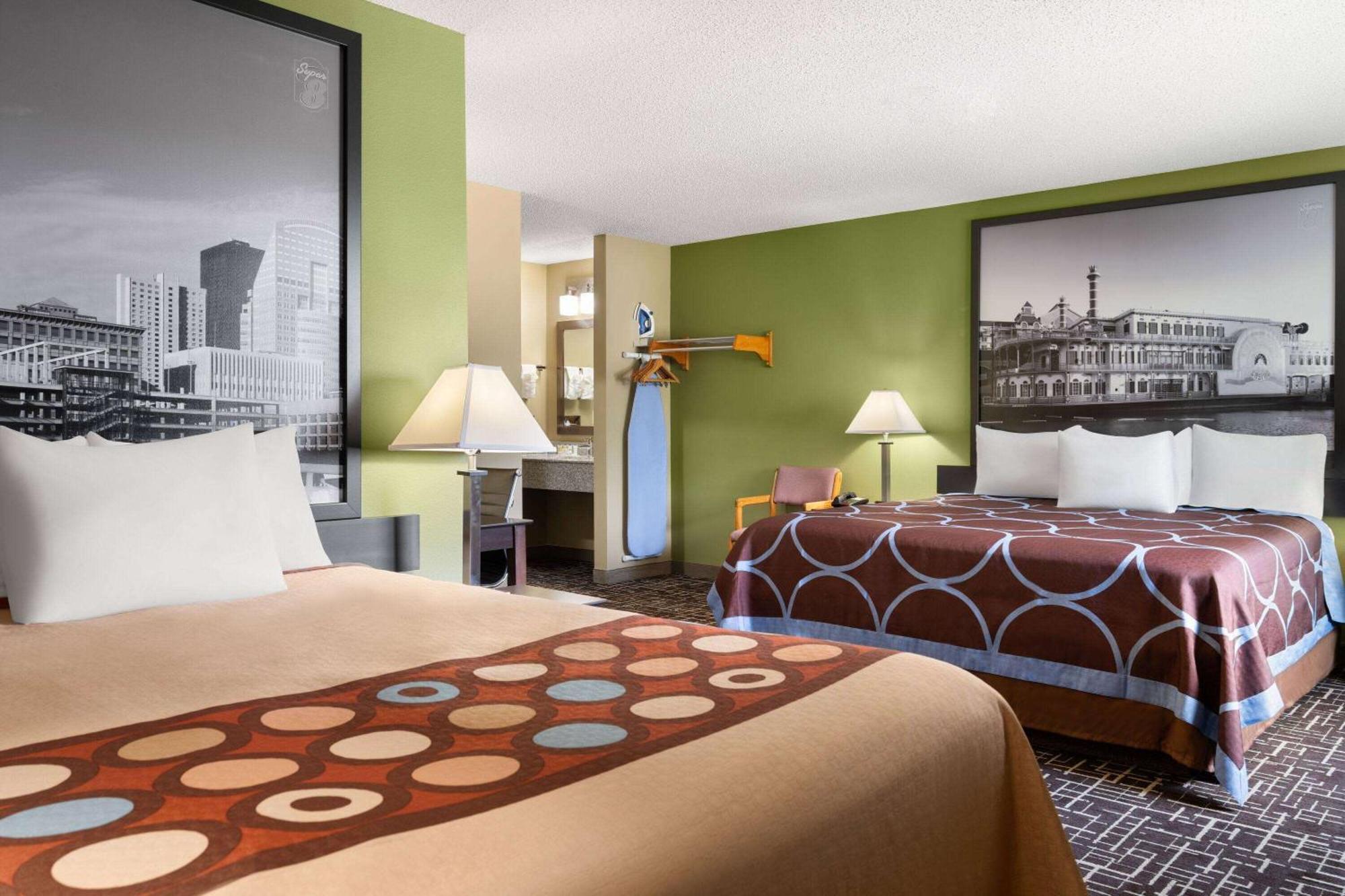 Super 8 By Wyndham Dyersville Bagian luar foto
